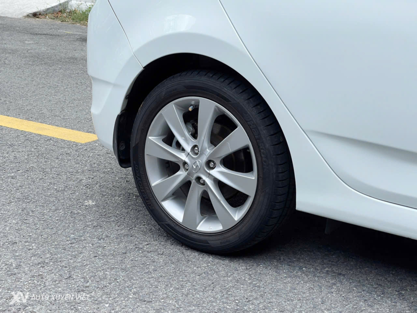 Hyundai Accent Blue Hatchback 2015 Hyundai Accent Blue Hatchback 2015